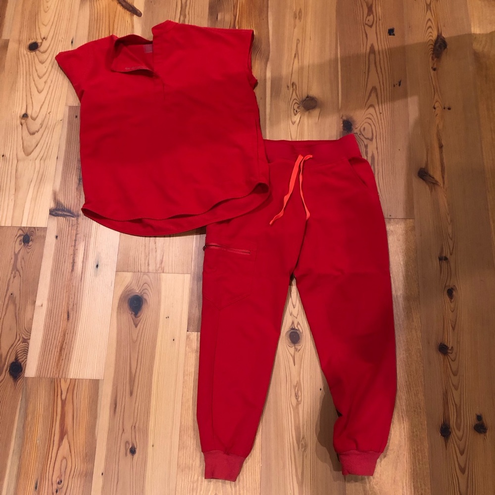 Figs Rafaela top (XXS), Zamora jogger bottom (XSP) in “Winning red”.